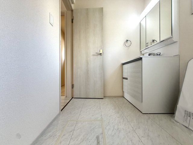 越谷市七左町２期１号棟リーブルガーデン新築戸建の脱衣所|床には水や汚れに強いクッションフロアなどを採用。濡れてもサッと拭くだけでお手入れ簡単です。