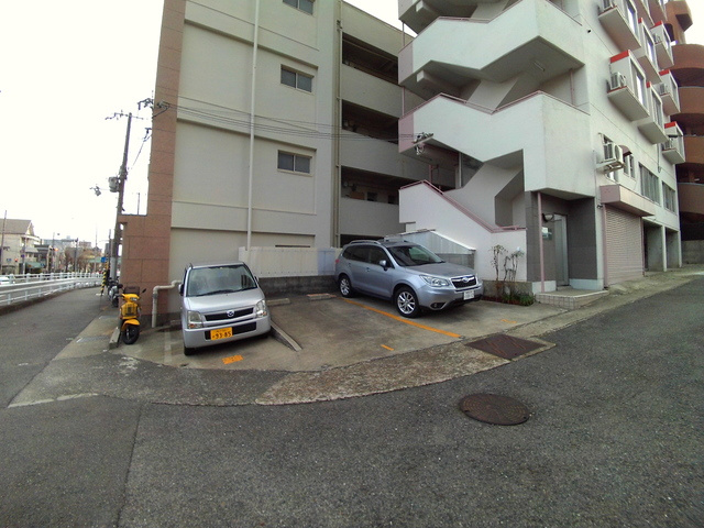ヴィラ本山の駐車場