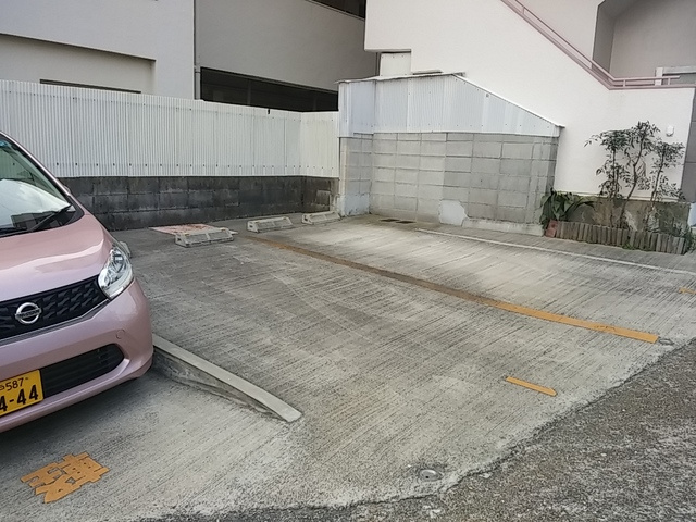 ヴィラ本山の駐車場