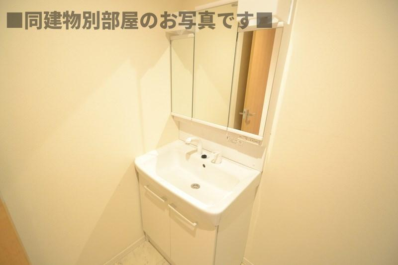 福生市大字熊川のアパートの洗面所