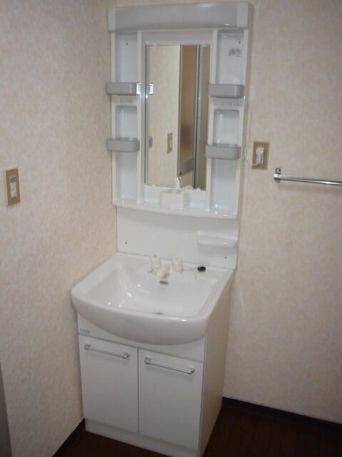 音金六郷マンションの洗面所|明るい洗面所です