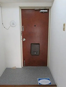 音金六郷マンションの玄関