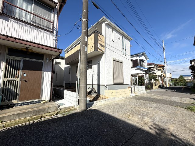 越谷市大道第２　１号棟リーブルガーデン新築戸建の外観|アプローチや駐車場の外構工事が進行中。建物全体の完成形がほぼ見えてきたおすすめの新築物件です。
