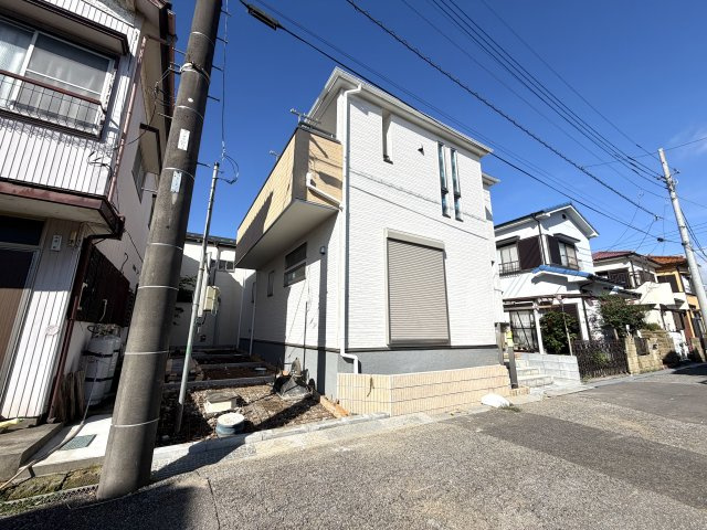 越谷市大道第２　１号棟リーブルガーデン新築戸建の外観|引き渡しに向け最終の美装工程へ。いつでもお客様をお迎えできる準備が整いつつある最新現場です。