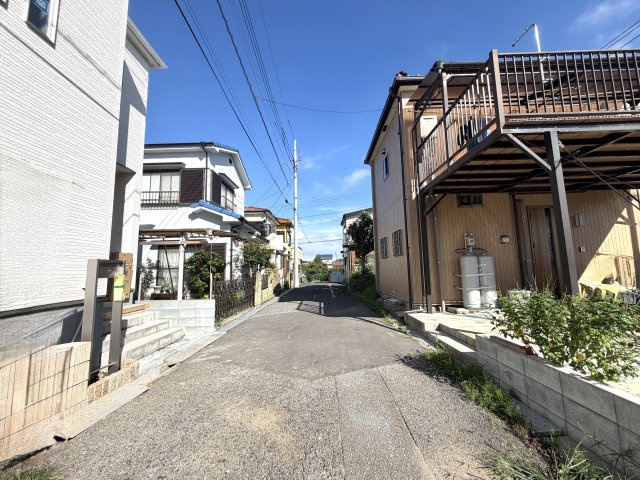 越谷市大道第２　１号棟リーブルガーデン新築戸建の前面道路含む現地写真|前面道路の見通しが良く、車の駐車も安心して行えます。小さなお子様のいるご家庭も安心な住環境です。