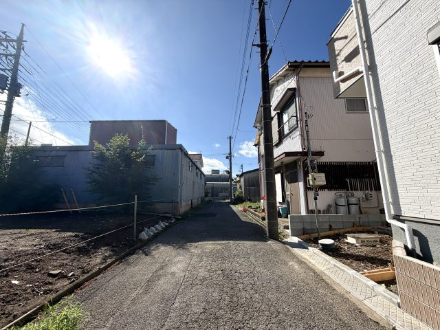 越谷市大道第２　１号棟リーブルガーデン新築戸建の前面道路含む現地写真|車通りが穏やかな前面道路。敷地へのアプローチもしやすく、ご家族やゲストを安心して迎え入れられます。