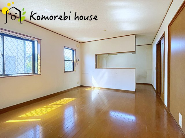 伊奈町小室5343-5　中古一戸建ての居間・リビング|ゆったりとしたリビングです