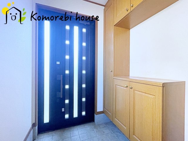 伊奈町小室5343-5　中古一戸建ての玄関|明るい玄関です