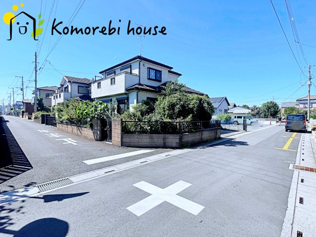 伊奈町小室5343-5　中古一戸建ての前面道路含む現地写真|前面道路含む現地写真です