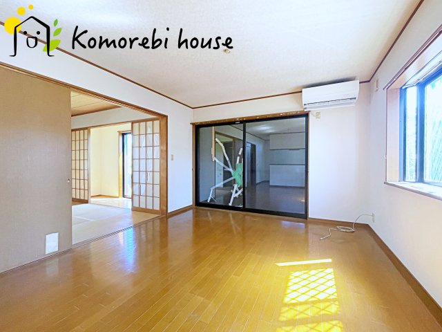 伊奈町小室5343-5　中古一戸建ての居間・リビング|ゆったりとした居間です