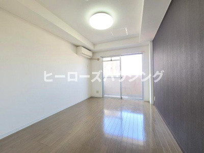 【居間・リビング】 | レイクロス豊中 | ※同タイプの写真となり、実際のお部屋とは異なる場合があります