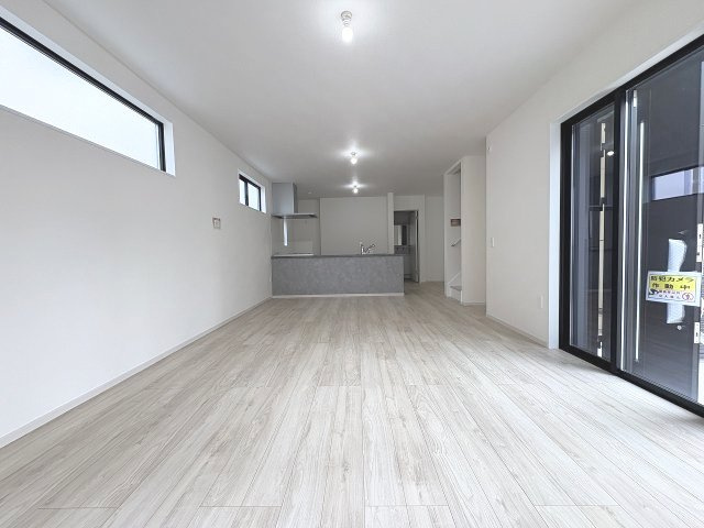 【居間・リビング】 | 福岡市南区皿山3丁目2期　2号棟（全2棟）【仲介手数料無料・0円】 | 施工例。施工例は完成時と異なる場合があります。