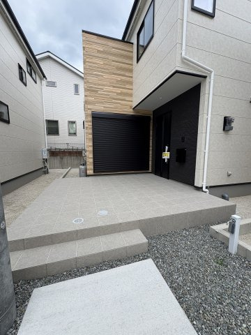 【玄関】 | 福岡市南区皿山3丁目2期　2号棟（全2棟）【仲介手数料無料・0円】 | 施工例。施工例は完成時と異なる場合があります。