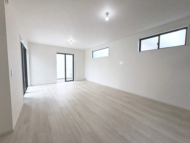 【居間・リビング】 | 福岡市南区皿山3丁目2期　2号棟（全2棟）【仲介手数料無料・0円】 | 施工例。施工例は完成時と異なる場合があります。