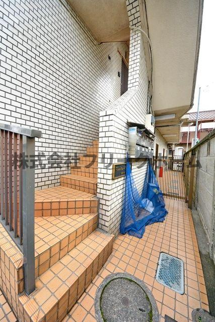 武蔵野市境１丁目の賃貸マンションのエントランス
