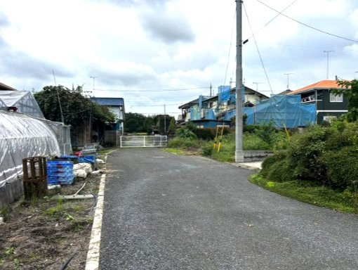 西川田町売土地の前面道路含む現地写真|前面道路は6ｍです