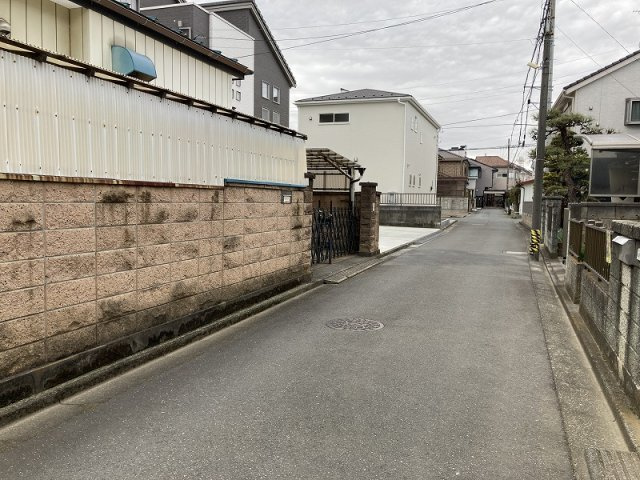 鴻巣市人形３丁目　売地の前面道路含む現地写真