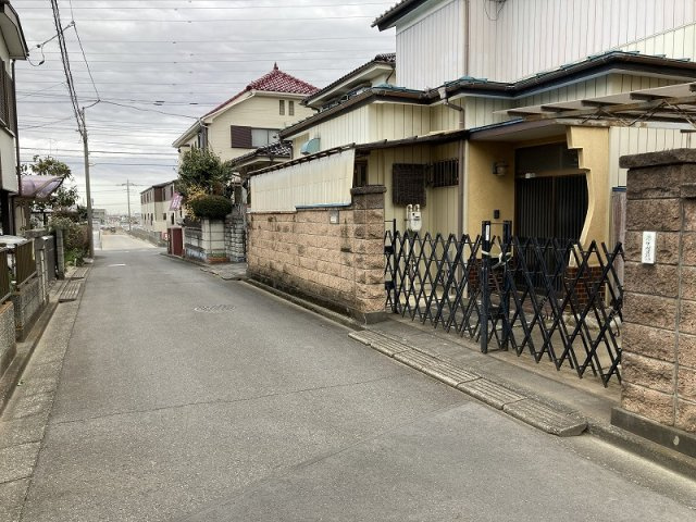 鴻巣市人形３丁目　売地の前面道路含む現地写真