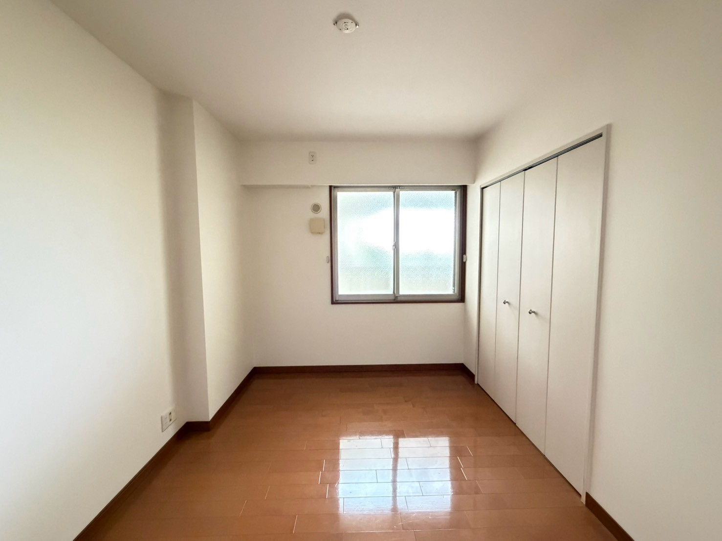 名次町ロジュマンの洋室