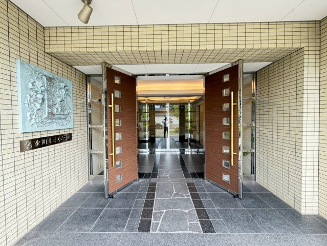 名次町ロジュマンのエントランス