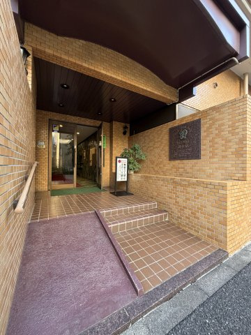 新宿区四谷４丁目の中古マンションのエントランス