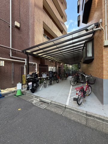 新宿区四谷４丁目の中古マンションの駐輪場