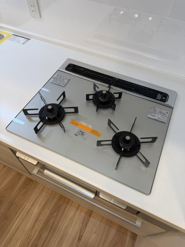 新宿区四谷４丁目の中古マンションのキッチン|3口ガスコンロ
