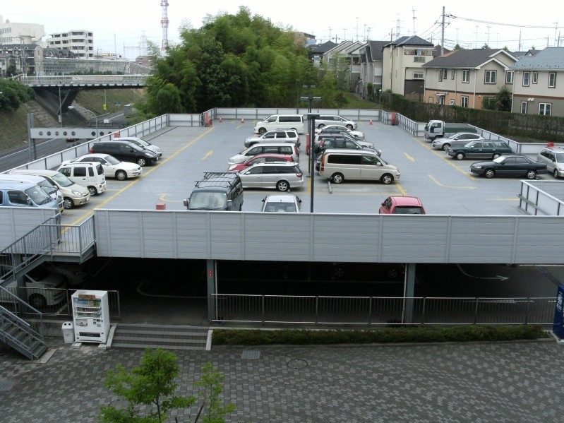 オクトス市ケ尾の駐車場