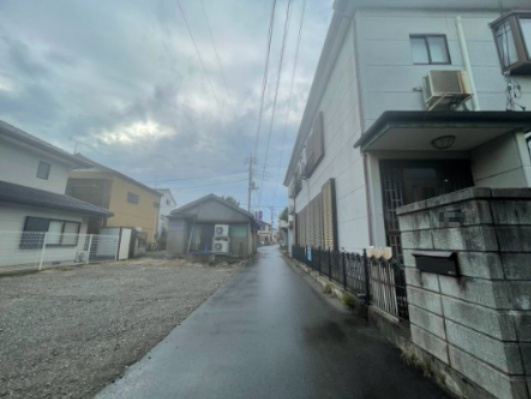 -三丁目不動産-　本庄市銀座2丁目　平成8年築の前面道路含む現地写真