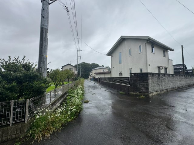 -三丁目不動産-　羽生市藤井下組　南西角地の前面道路含む現地写真