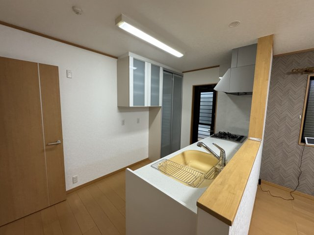 -三丁目不動産-　熊谷市円光2丁目　売-主、エアコン、カーポートのキッチン|使いやすいキッチンです