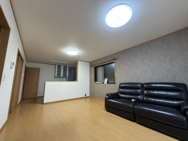 -三丁目不動産-　熊谷市円光2丁目　売-主、エアコン、カーポートの居間・リビング|おしゃれなリビングです