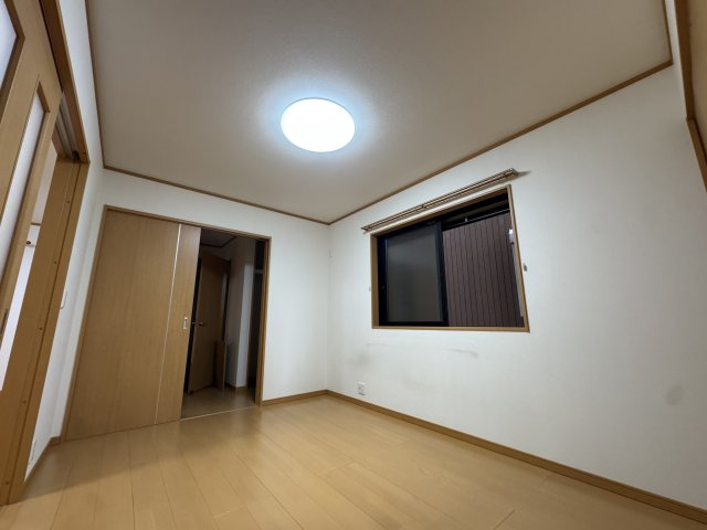 -三丁目不動産-　熊谷市円光2丁目　売-主、エアコン、カーポートの洋室|1階