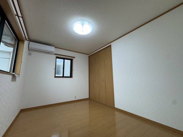 -三丁目不動産-　熊谷市円光2丁目　売-主、エアコン、カーポートの洋室|2階