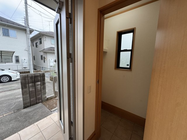 -三丁目不動産-　熊谷市円光2丁目　売-主、エアコン、カーポートの収納|玄関収納
