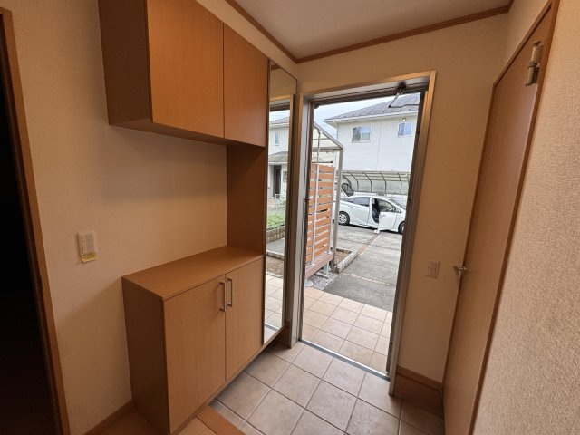 -三丁目不動産-　熊谷市円光2丁目　売-主、エアコン、カーポートの玄関|落ち着いた玄関です