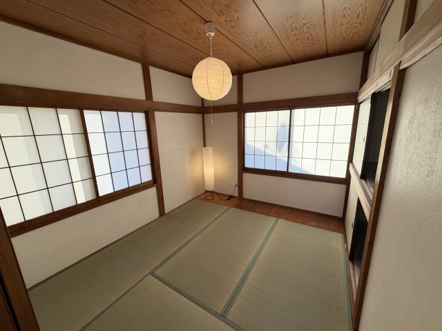 趣あるレトロモダンな邸宅　埼玉県鴻巣市八幡田 中古戸建の和室|【2面採光で明るい和室】
畳の香りにホッとする落ち着いた空間。2方向の窓から光が入り風通しも良好です