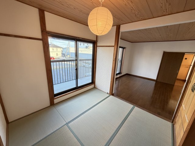 趣あるレトロモダンな邸宅　埼玉県鴻巣市八幡田 中古戸建の和室|【バルコニーに面した明るい和室】
掃き出し窓からバルコニーへ出られる、開放感のある和室。日当たりが良