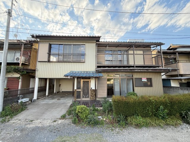 趣あるレトロモダンな邸宅　埼玉県鴻巣市八幡田 中古戸建の外観|【カースペース付】レトロな佇まいが魅力の2階建て
雨風をしのげるインナーガレージ風の駐車スペースを完