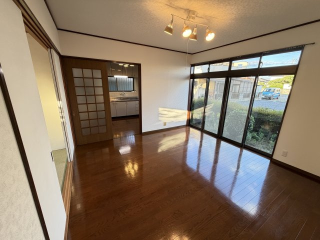 趣あるレトロモダンな邸宅　埼玉県鴻巣市八幡田 中古戸建の居間・リビング|【明るい陽射しが差し込む洋室】
大きな窓から心地よい光が広がる開放的な空間。フローリングのツヤも美し