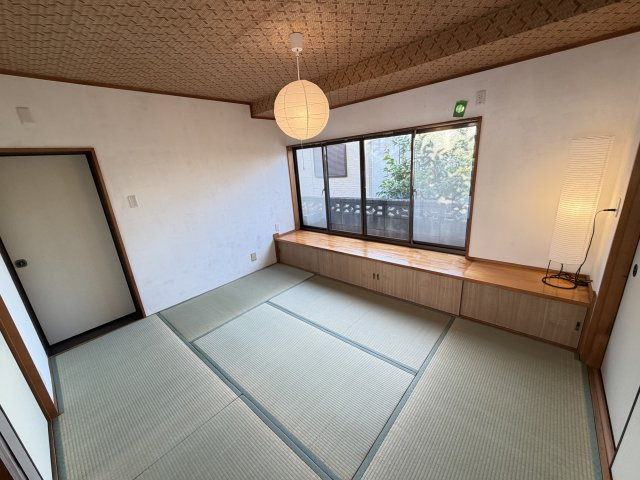 趣あるレトロモダンな邸宅　埼玉県鴻巣市八幡田 中古戸建の和室|【収納ベンチ付！モダンな1階和室】
網代風の天井や丸照明など、お洒落な意匠が光る空間。窓辺にはベンチ