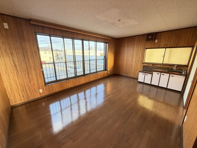 趣あるレトロモダンな邸宅　埼玉県鴻巣市八幡田 中古戸建のキッチン|【陽当り良好！2階ミニキッチン付DK】
大窓から陽光が注ぐ明るい空間。木の温もり漂う内装が魅力です。