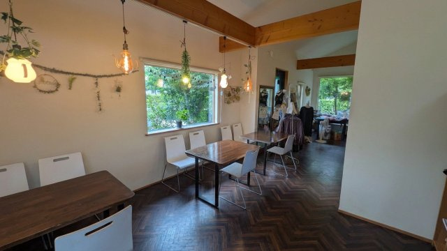 2017年築！店舗併用で叶える新しい暮らし～埼玉県秩父市～のその他|木の温もりと開放的な窓が印象的な1階カフェスペースです。