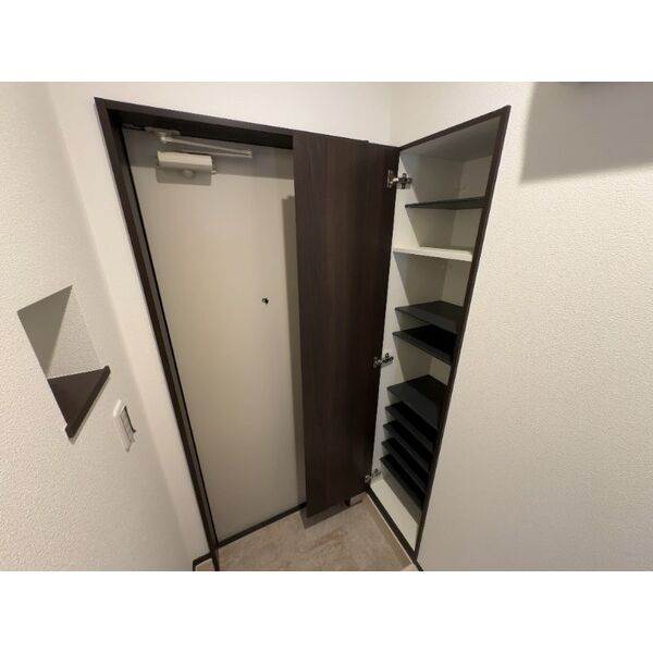 REGALEST南小泉の玄関