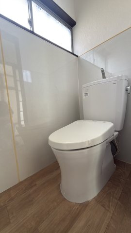 周辺環境が充実した静かな住宅街～神奈川県厚木市三田南1丁目～のトイレ|清潔感のある壁面パネルと、お手入れしやすい洋式トイレ。