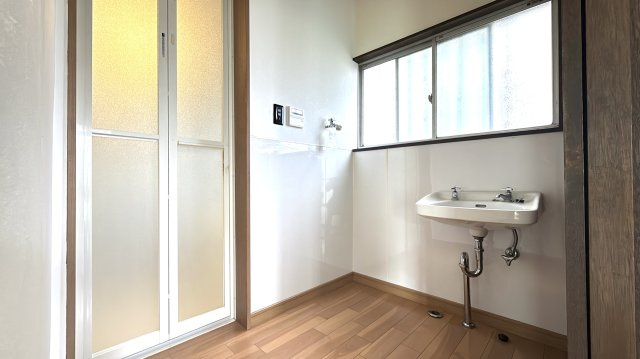 周辺環境が充実した静かな住宅街～神奈川県厚木市三田南1丁目～の脱衣所|窓からの採光を確保した洗面室。洗濯機置場も隣接しています。
