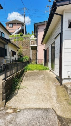 周辺環境が充実した静かな住宅街～神奈川県厚木市三田南1丁目～のその他|幅約2ｍの駐車スペース。軽自動車の駐車に適したスペースです。