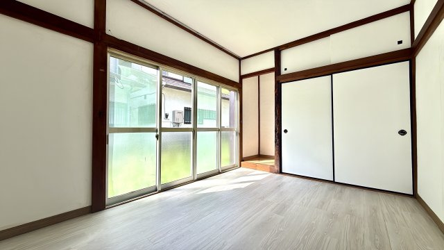 周辺環境が充実した静かな住宅街～神奈川県厚木市三田南1丁目～の洋室|明るい色調の床材を採用。大きな窓から光が差し込む洋室です。