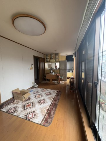 さいたま市南区神明　中古戸建の居間・リビング|ゆったり過ごせるリビングです