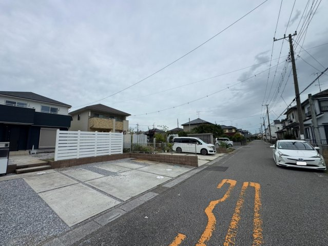-三丁目不動産-　羽生市南羽生2丁目　令和3年築の前面道路含む現地写真